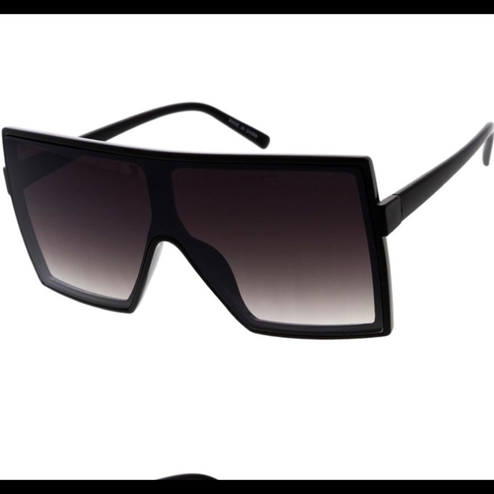 Bold statement Black sunglasses - Picture 2 of 3